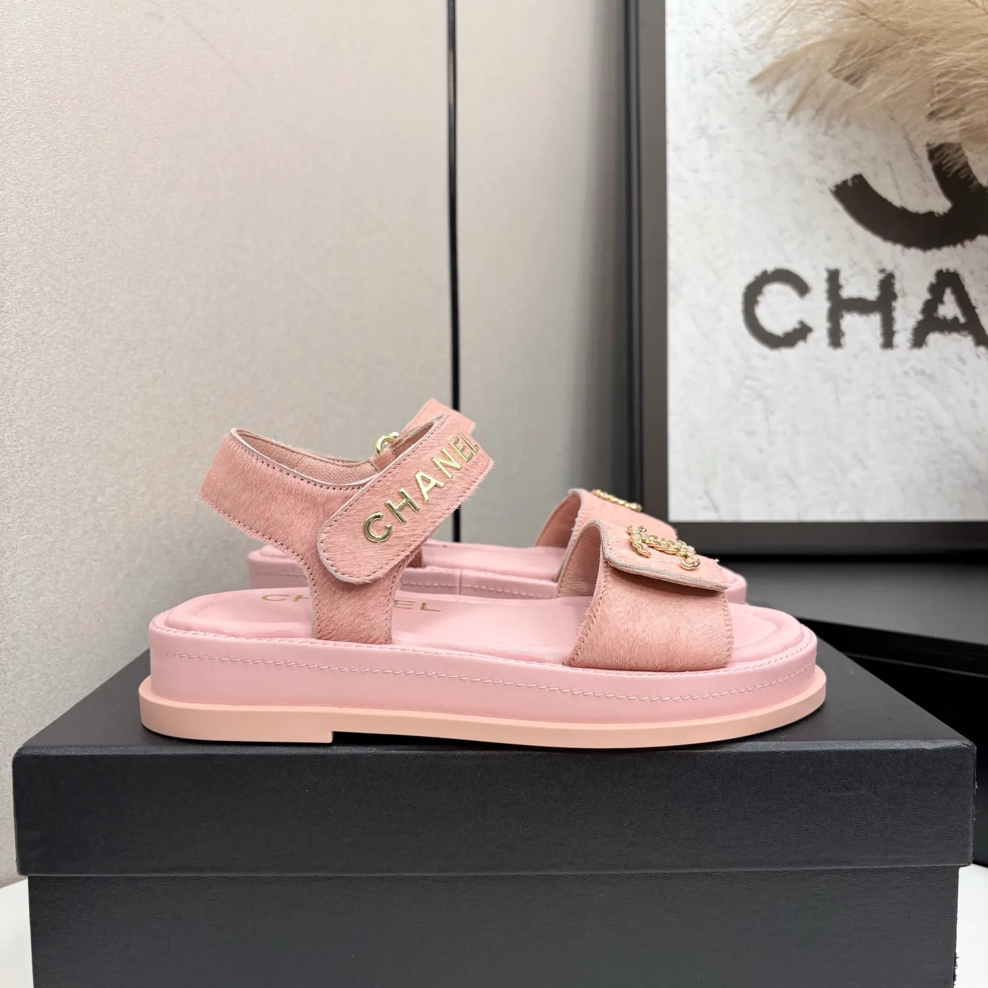 👟👟Ex-factory price 560👟👟Chanel Chanel's new early autumn thick-soled sandals are popular on catwalks on major social platforms. One of the most popular sandals at the moment. Soft and comfortable on the feet. Horsehair upper imported from Italy. Sheepskin feet. Original molded outsole Size: 35-40 (41 customized)